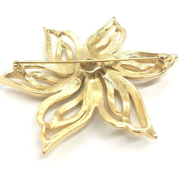 VINTAGE MONET FLOWER BROOCH LARGE OPEN WORK STATEMENT GOLD TONE DOMED PIN WHEEL - Picture 8 of 14